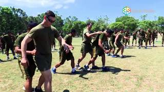 KESERUAN, Marinir US & Indonesia saat lomba bakiak