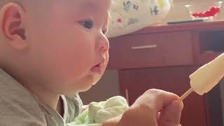 3099 Baby Drools Over Dad Eating An Ice Pop In China