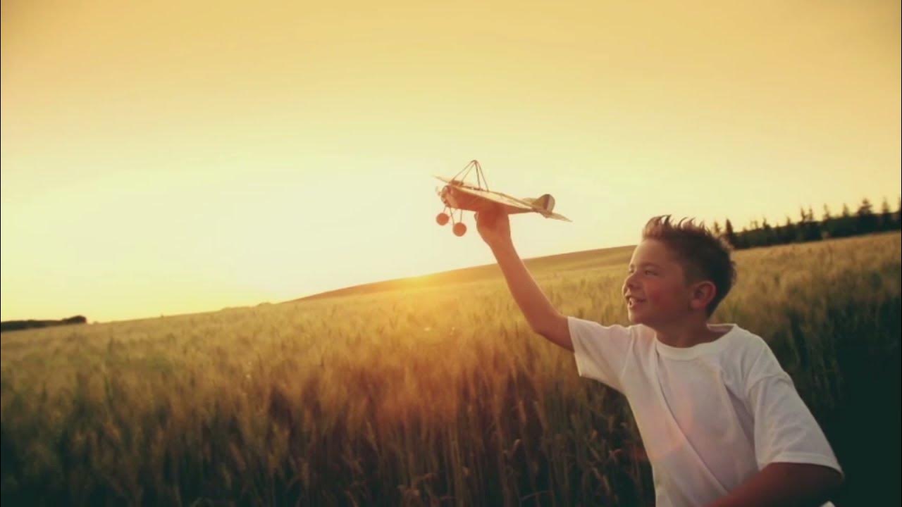 Стихотворение о полете. Девушка летит. Полет человека. Летели люди песня. Летим к мечте.