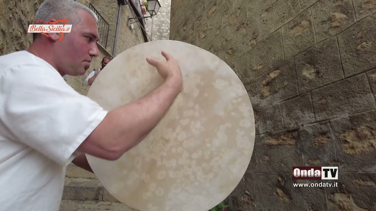 Il suono di questo tamburo vi lascerà senza fiato - siamo a Gangi