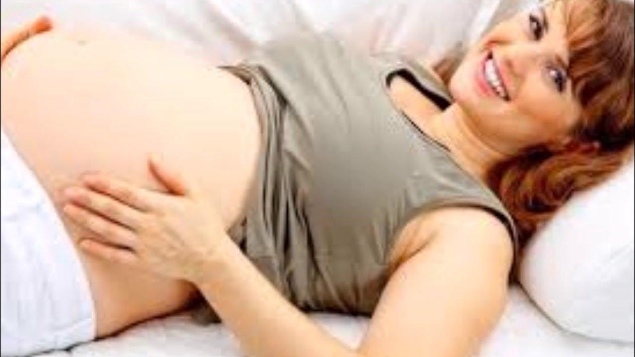 28 неделя беременности тянет. Беременные женщины. Животы беременных лежа. Лежачие беременные женщины.