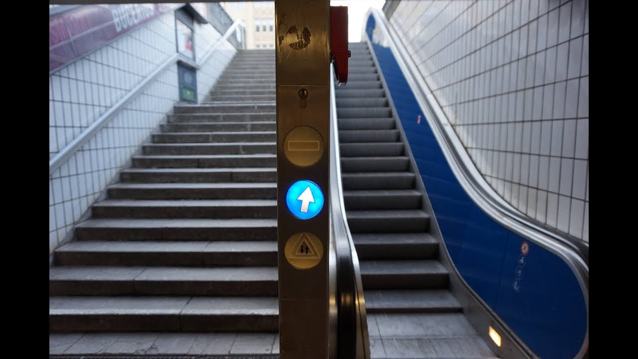 (Hamburg, Germany) An Otis escalator changes direction!