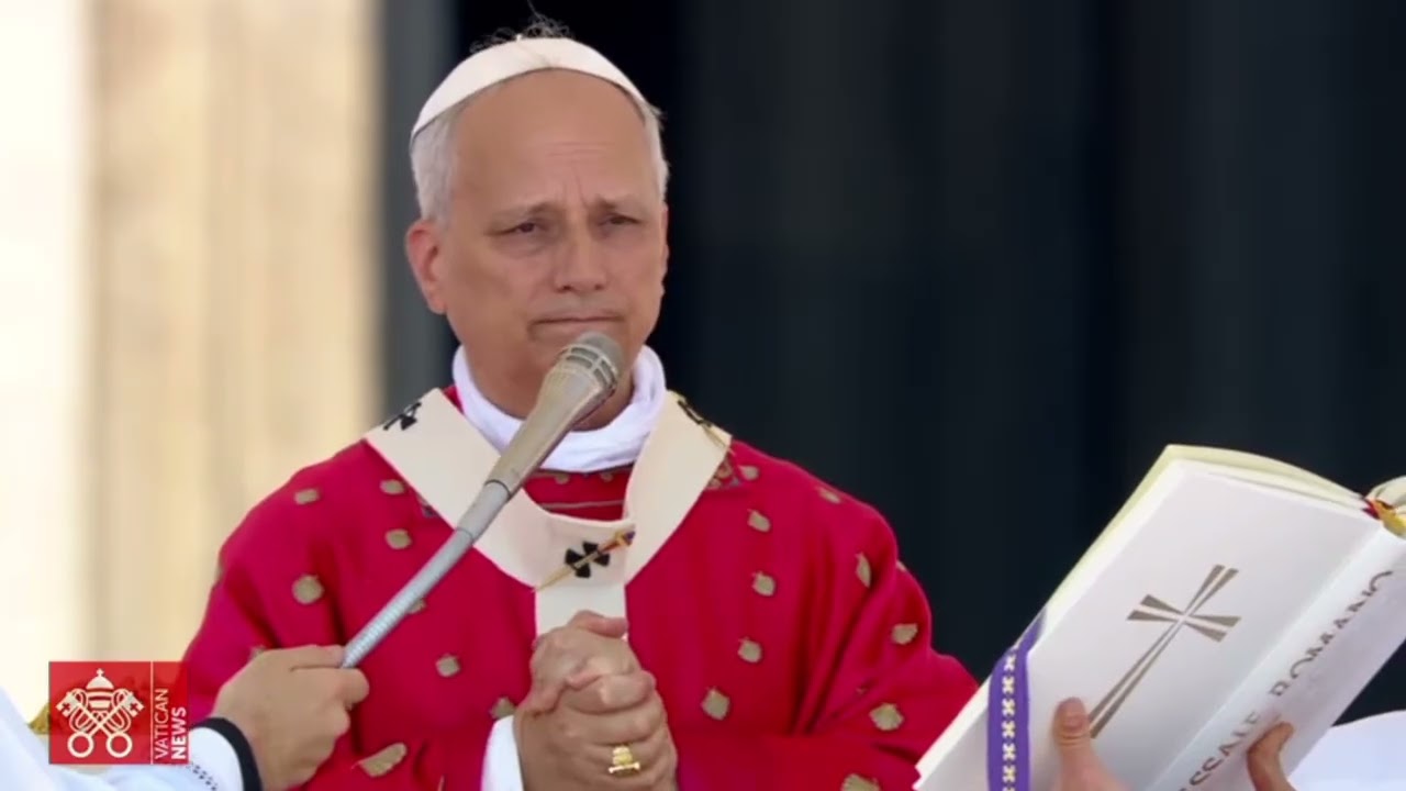 Papa Leão XIV cantando a Missa em Italiano e Latim