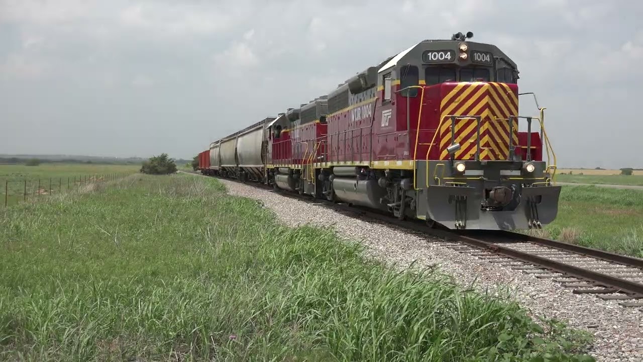 WTJR GP38-2 1004 Leads the Altus Turn