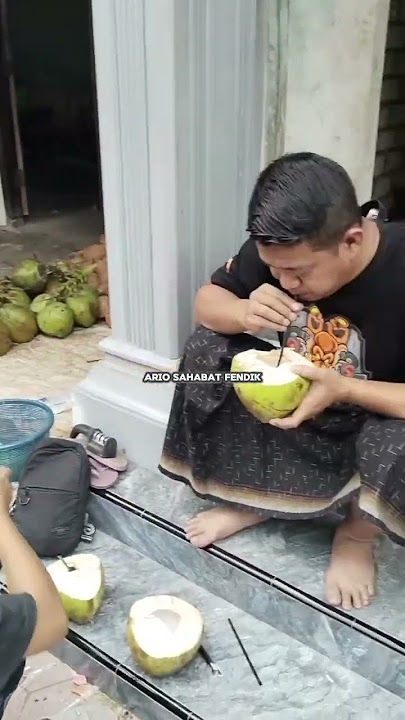 HABIS JUMATAN MINUM ES DEGAN DI RUMAH CAK SARIDIN ADELLA