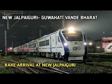 Arrival Of NJP - GUWAHATI VANDE BHARAT Express At New Jalpaiguri Junction || Mini Vande Bharat