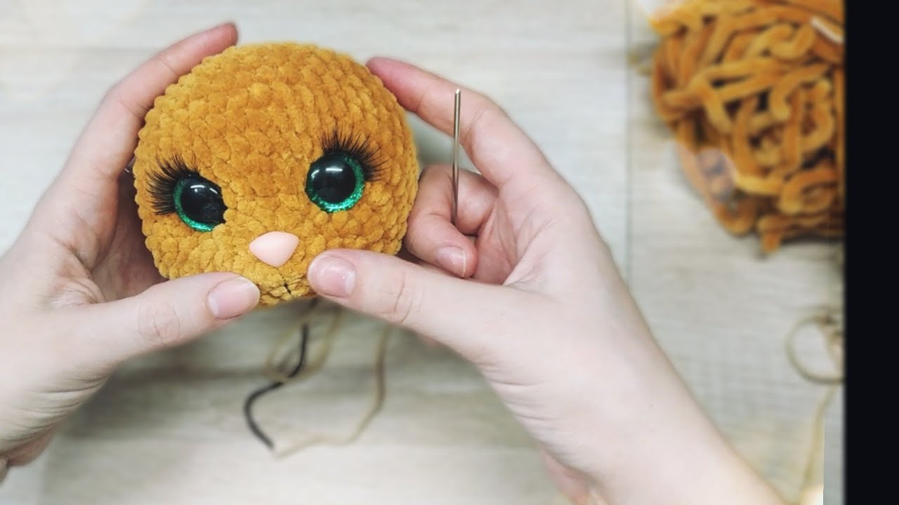 Как приклеить реснички к глазику/ игрушки крючком - YouTube