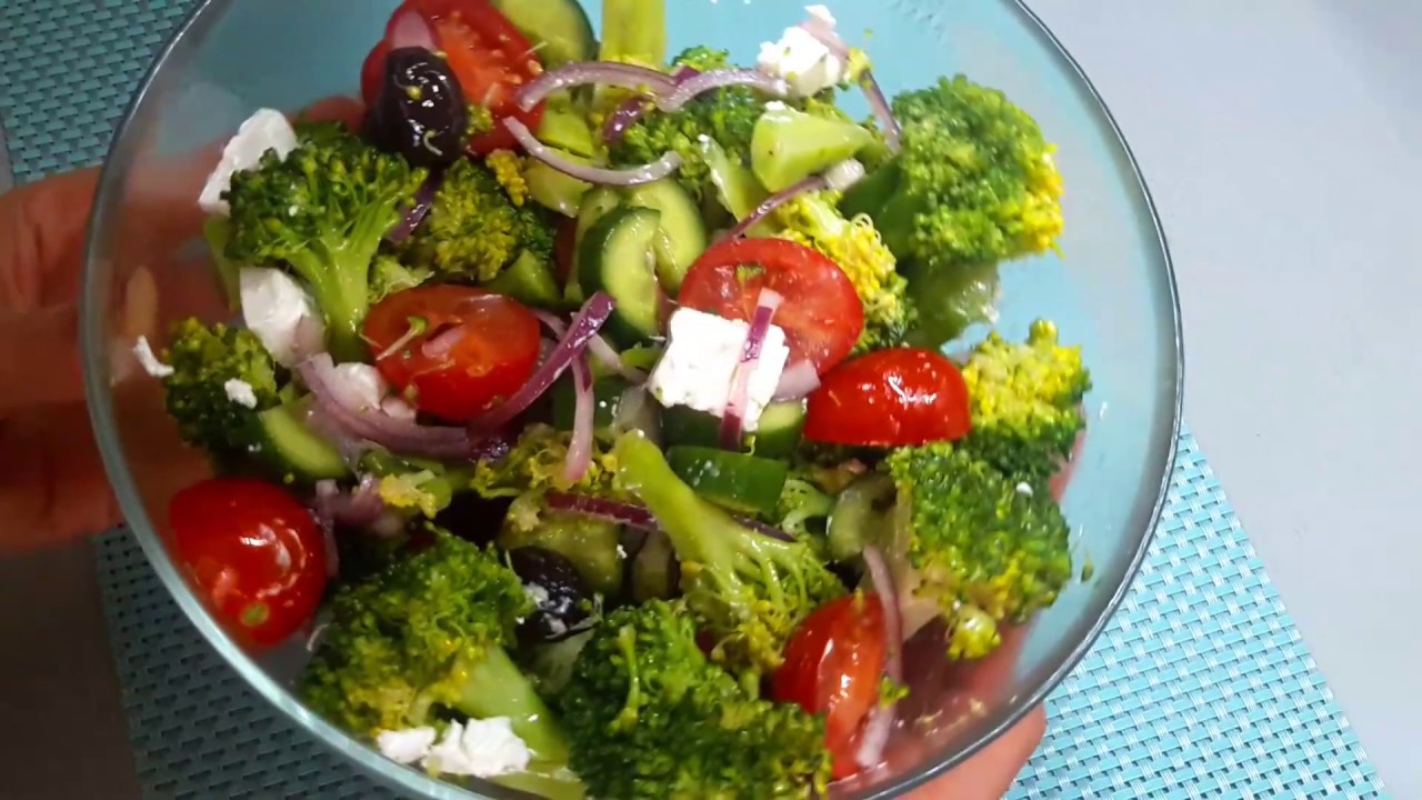 Салат с брокколи, томатами и зелеными овощами