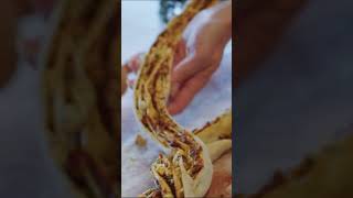 SUN DRIED TOMATO PESTO PIZZA WREATH #christmas #pesto #pizza #appetizer #charcuterie #holidayhosting