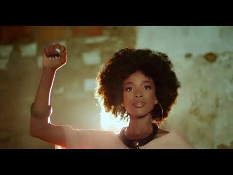 Vídeo: O que ela é, uma bela garota africana?