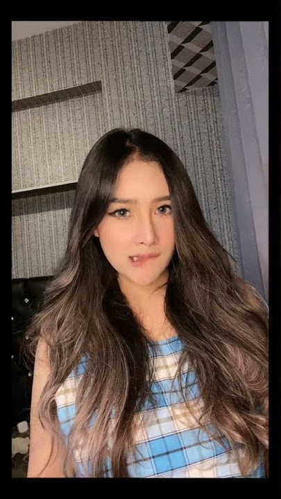 Gigit Bibir Bawah