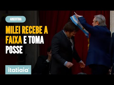 MILEI RECEBE A FAIXA E TOMA POSSE COMO NOVO PRESIDENTE DA ARGENTINA