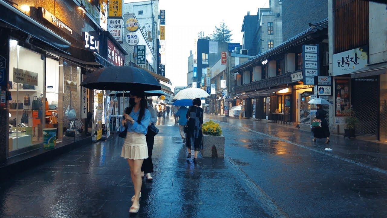 [4K] heavy rain walking in Insadong, hotspot Seoul Korea - YouTube