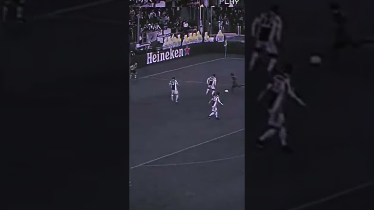 Ronaldo Hits crazy bicycle kick.