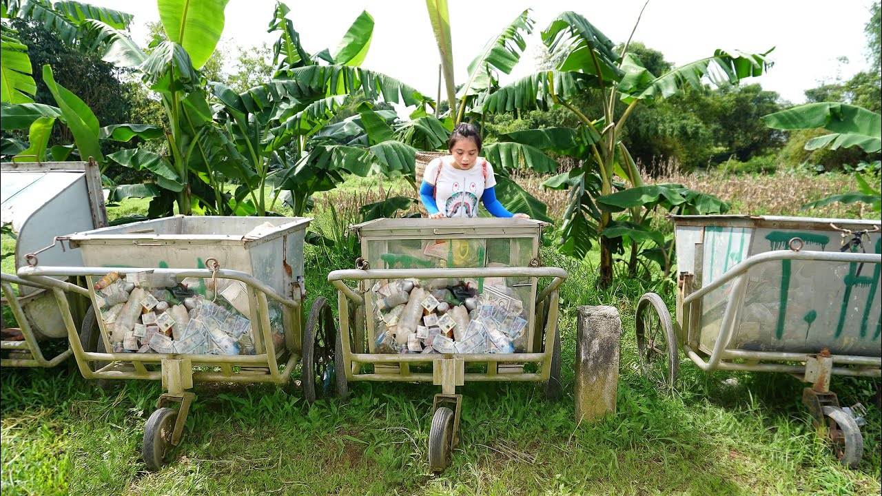 Poor girl unexpectedly discovered a lot of money in trash cans containing discarded items