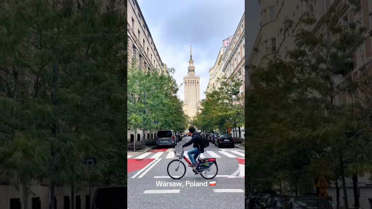 Poland 🇵🇱 Life in Warsaw. October 6, 2025. The Streets of Warsaw, Poland. Street Scenes.