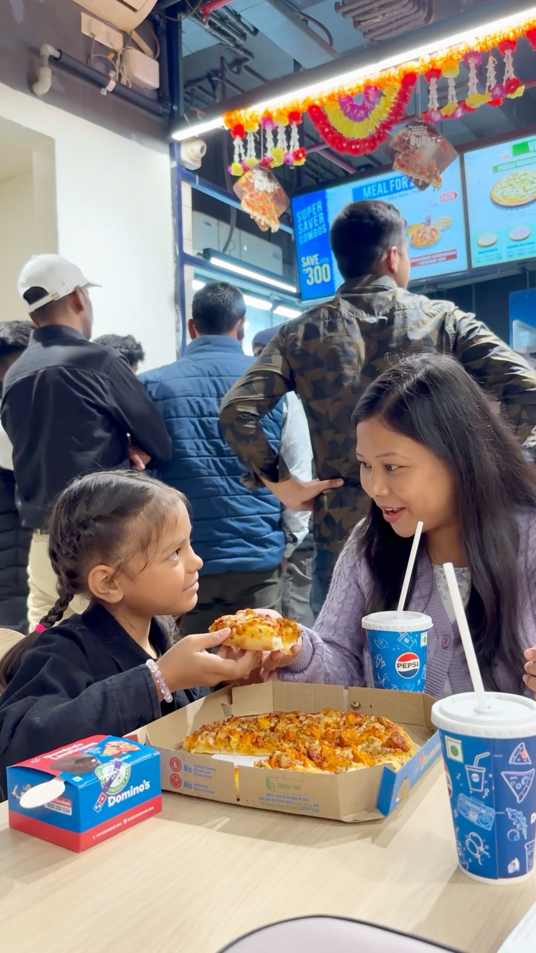 Mummy Ko V Di Reedishna Ne Pizza