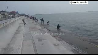 Жители освобожденного Бердянска мирно ловят рыбу на берегу Азовского моря.