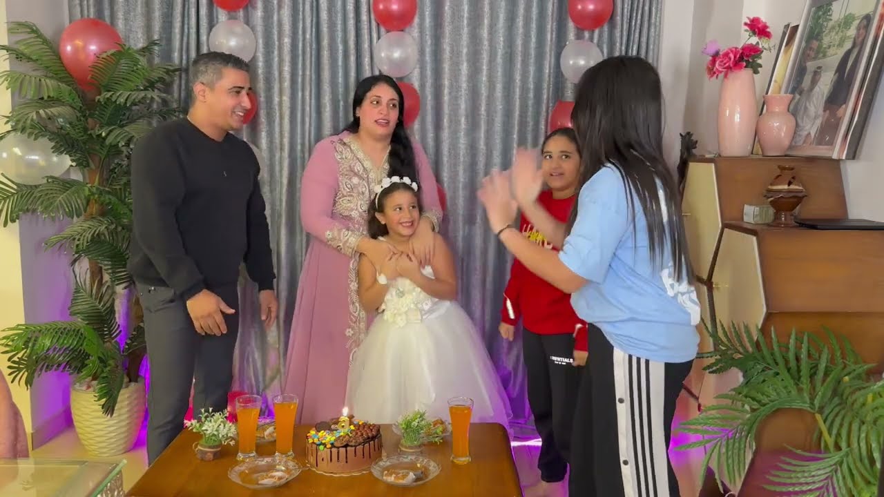 آخر العنقود سكر معقود كل سنه ومنص طيبه🎂 وانا بناتي عندي خط احمر مقدرش ارفض لهم طلب