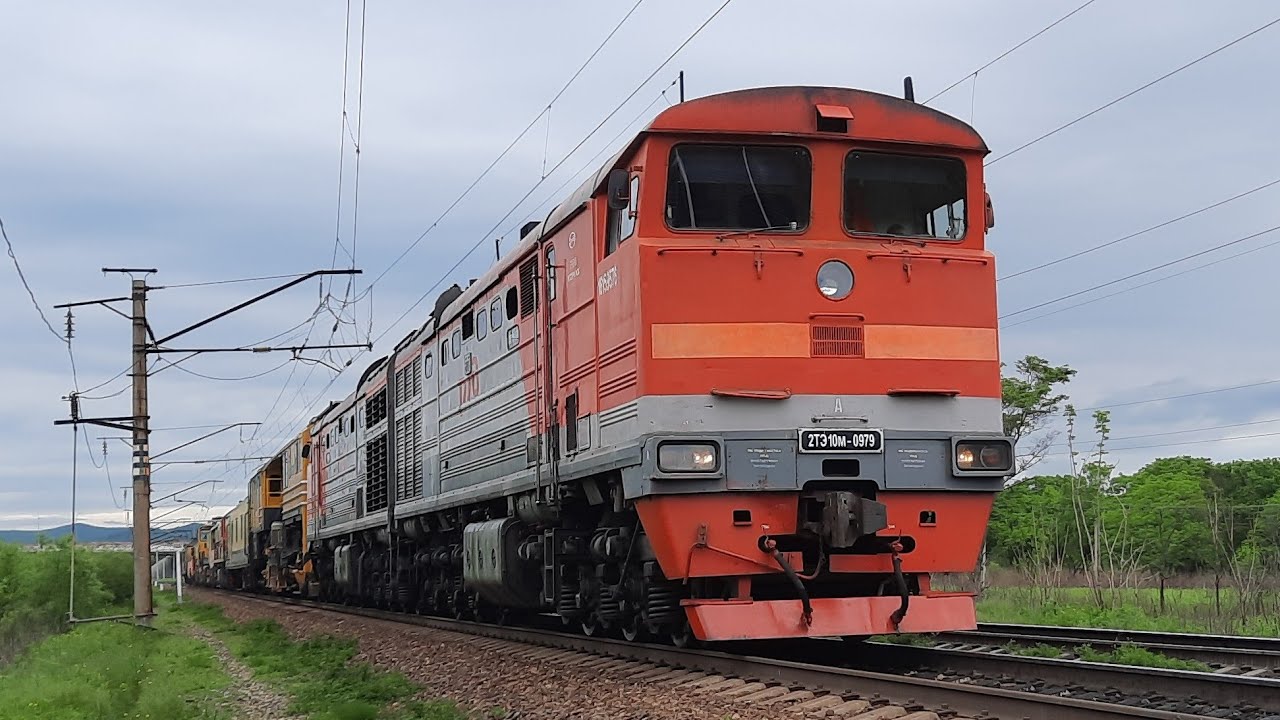 Тепловоз 2ТЭ10М-0979 с путевыми машинами и ТЭМ2-2912.