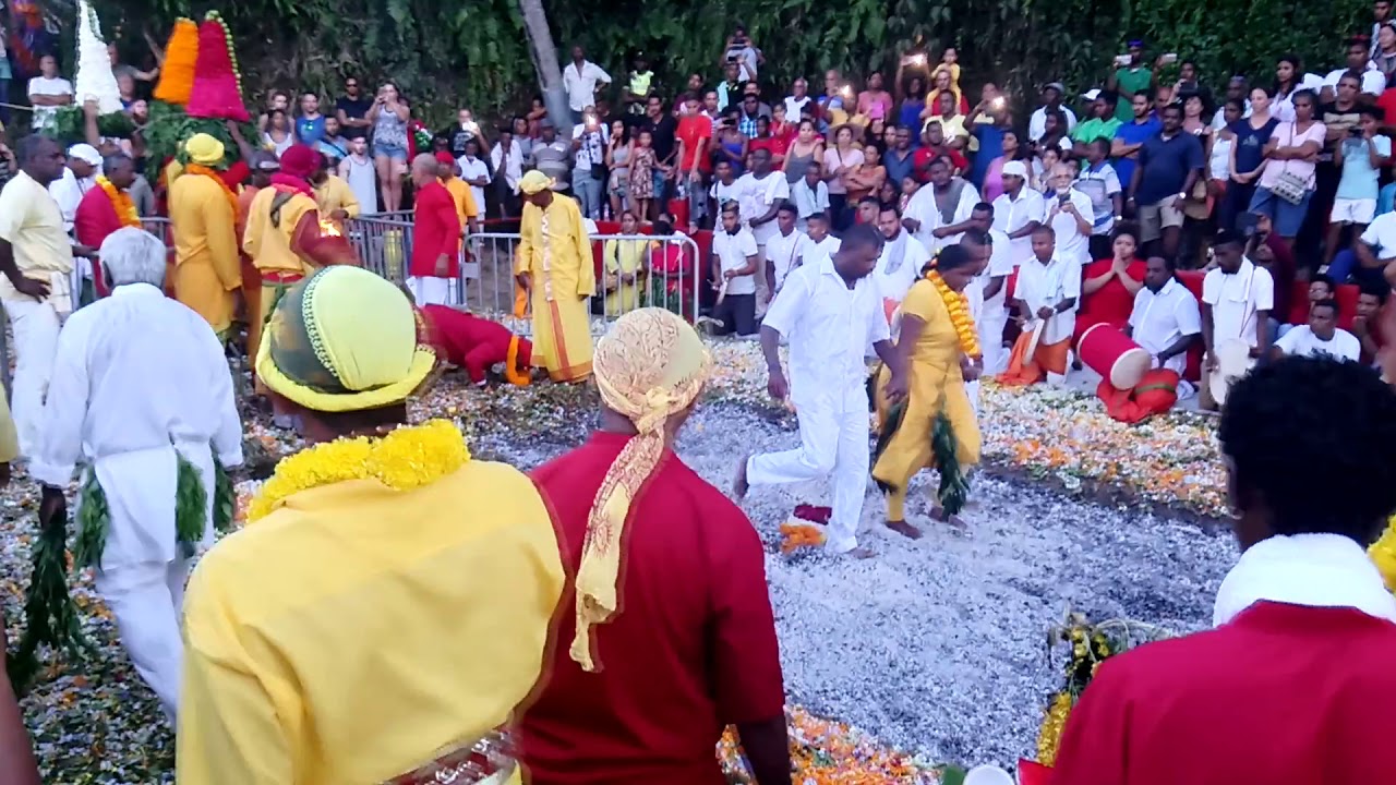 Marche sur le feu Chapelle Front Mer St Suzanne 2017