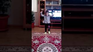 Маленькая девочка танцует лезгинку 😍😘