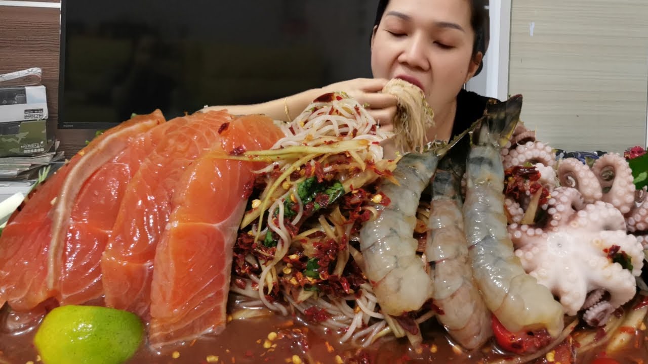 เพจ อาหาร น่า กิน Update 2022 ตำซั่ขนมจีนหมึกสายกินกับกุ้งแซลมอนดอกน้ำปลา กรอบเด้ง| พูดคุยท้ายคลิป