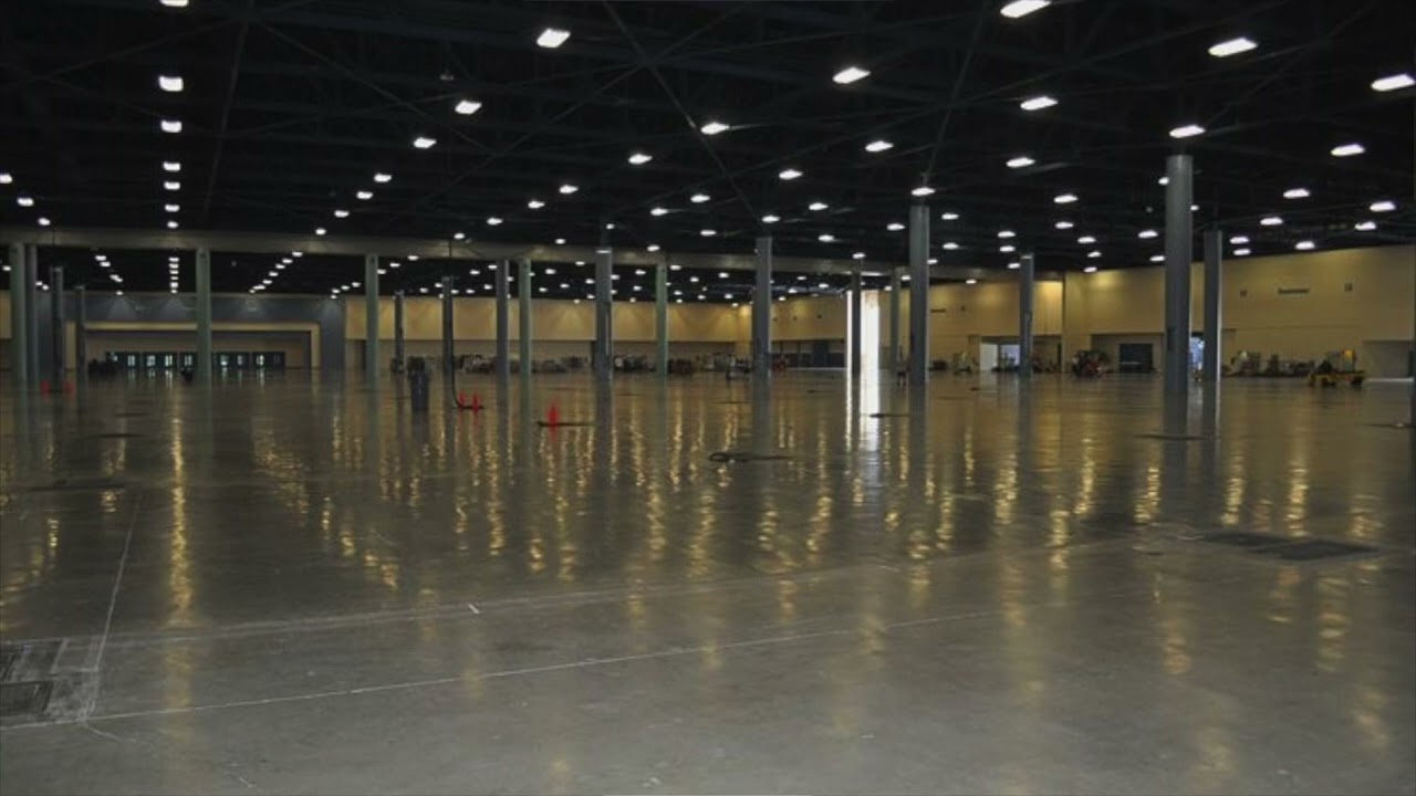 Eve, Psyche, & the Bluebeard's Wife -  Le Sserafim but it is playing in an empty convention center