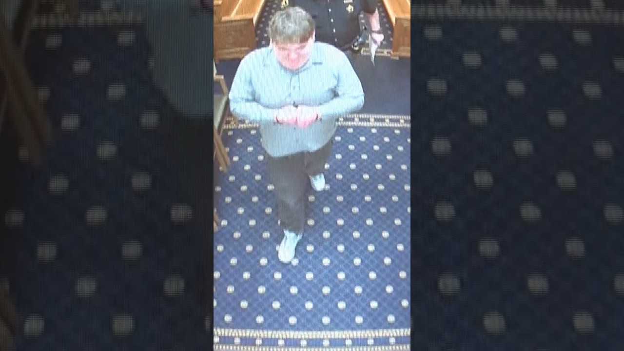 Man breaks free of handcuffs and assaults deputies