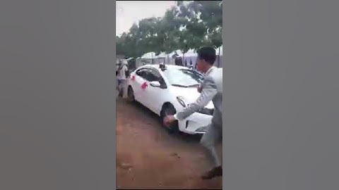 Chú rể bế cô dâu mang bầu chạy thẳng vào nhà khi mẹ bắt đi cửa sau