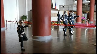 #陸軍儀隊 困難複雜的交接儀式也難不倒我！孫孫小禮兵現身國父紀念館同步表演槍法！20211226