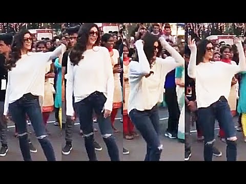 Sushmita Sen DANCES With College Students | Bollywood Rewind