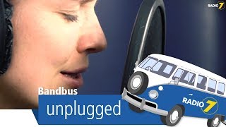Radio 7 Bandbus: Jule Malischke - I Still Haven't Found What I'm Looking For (unplugged)