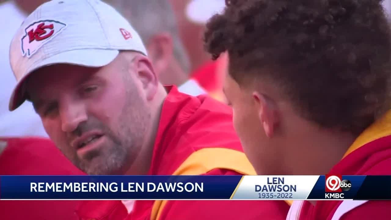 Kansas City Chiefs players honor late Hall of Fame QB Len Dawson ...