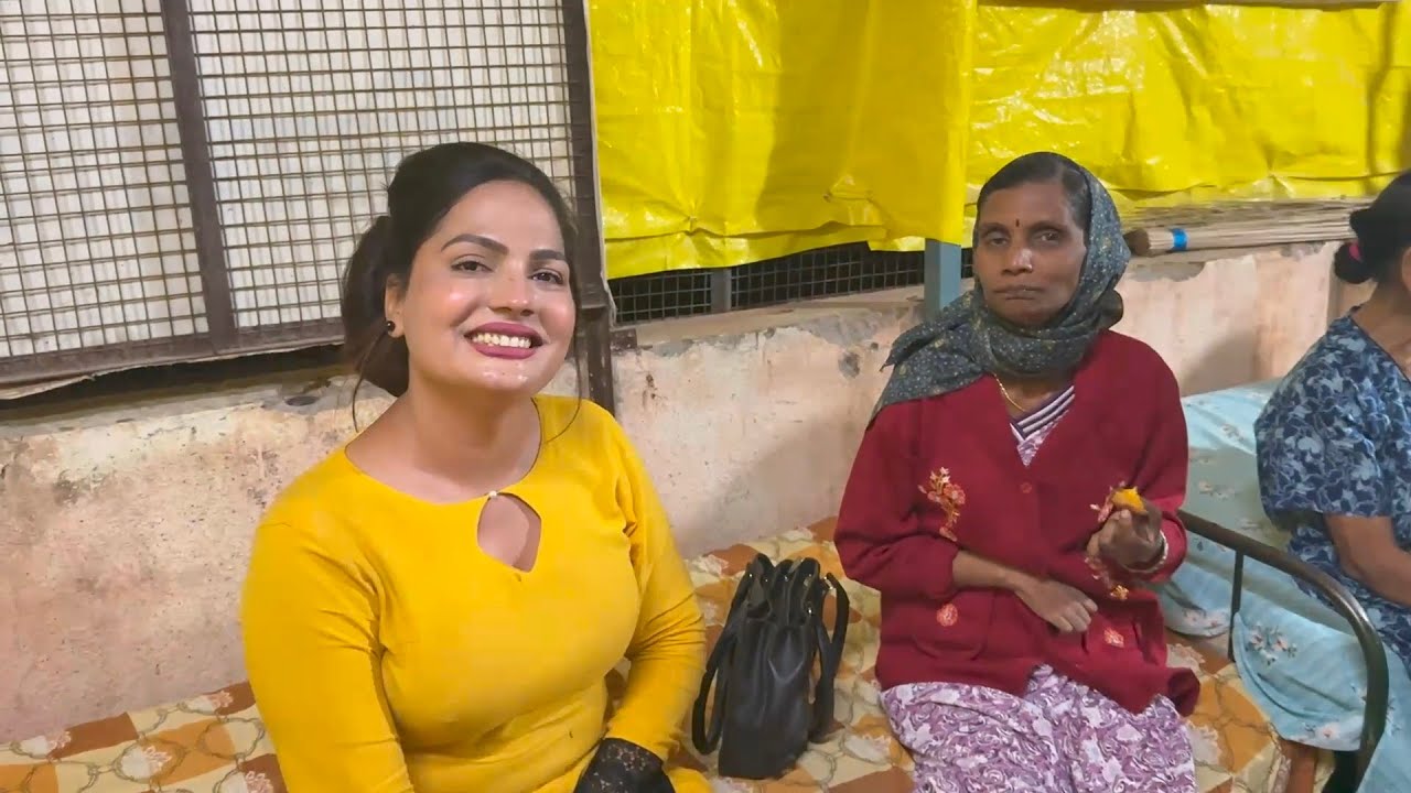 आजींना भेटण्यासाठी आले तृतीयपंथी