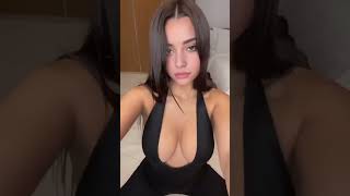 Like And Subscribe Una Chica Hermosa Emerge Con Elegancia, Su