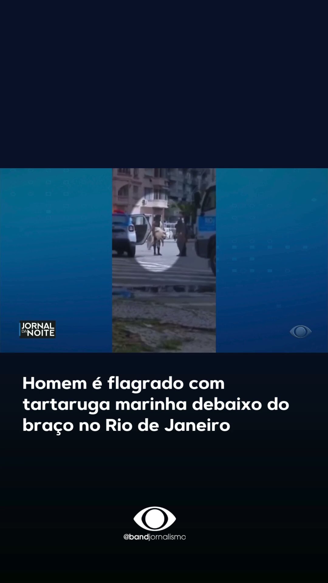 Homem é flagrado com tartaruga marinha debaixo do braço #shorts