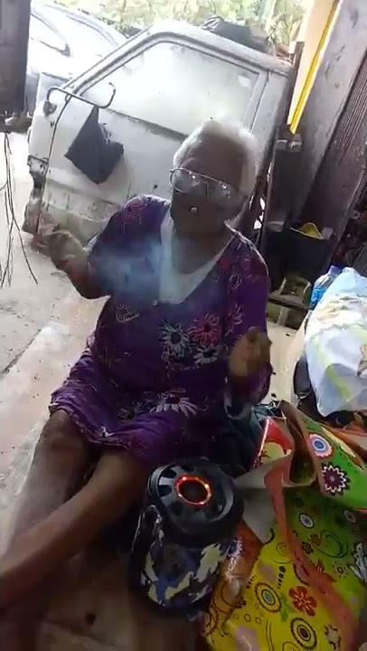 Nenek merokok sambil joged dj remix