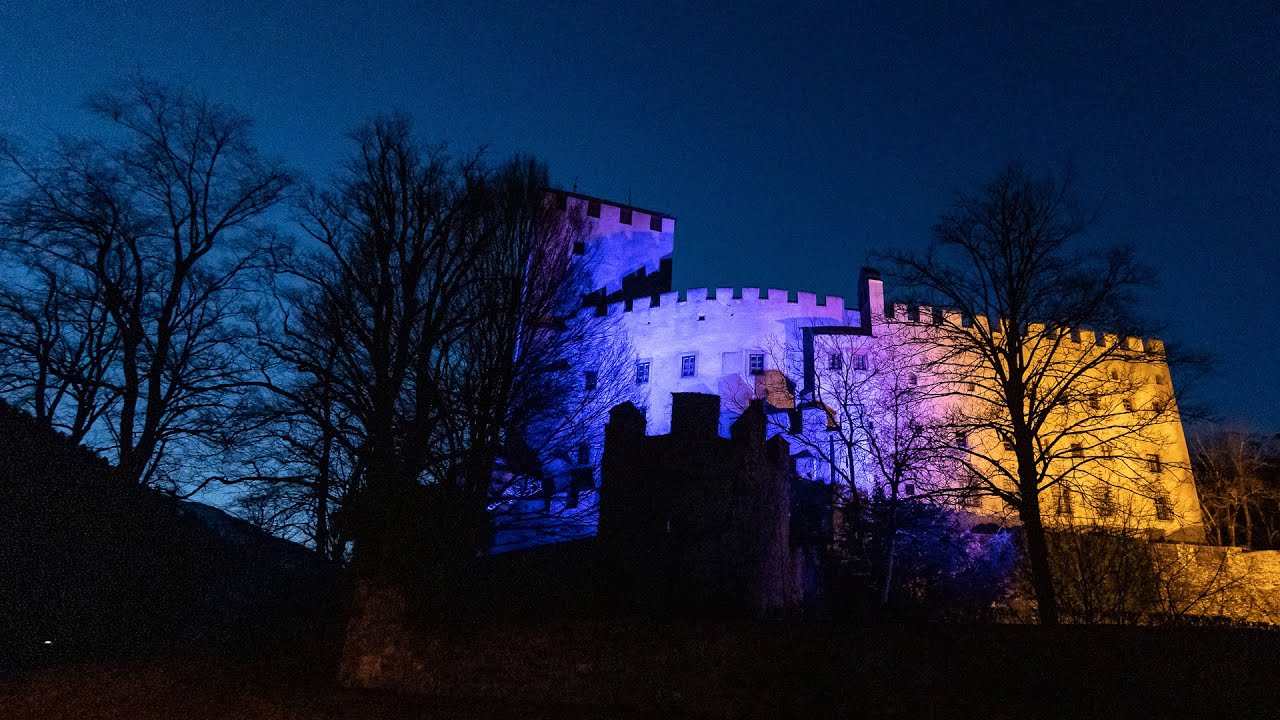 Schloss Bruck Blau-Gelb