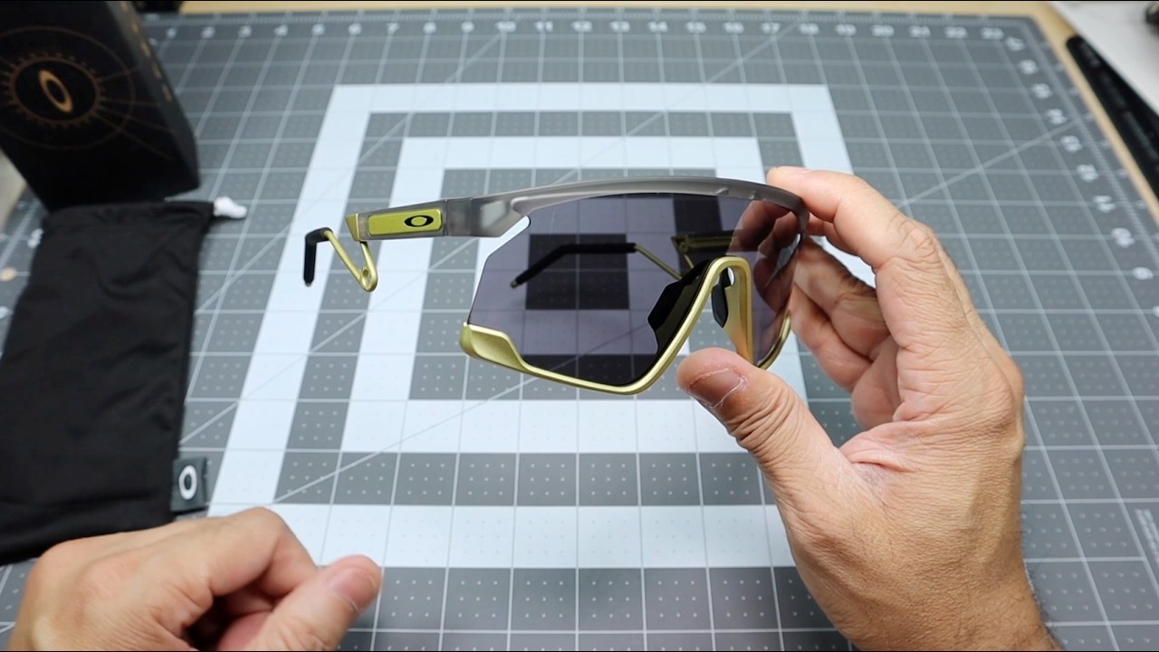 Oakley BXTR Metal Vintage Gold - YouTube