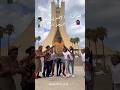رقص مجموعة من الأطفال الأفارقة بمقام الشهيد في الجزائر       رقص