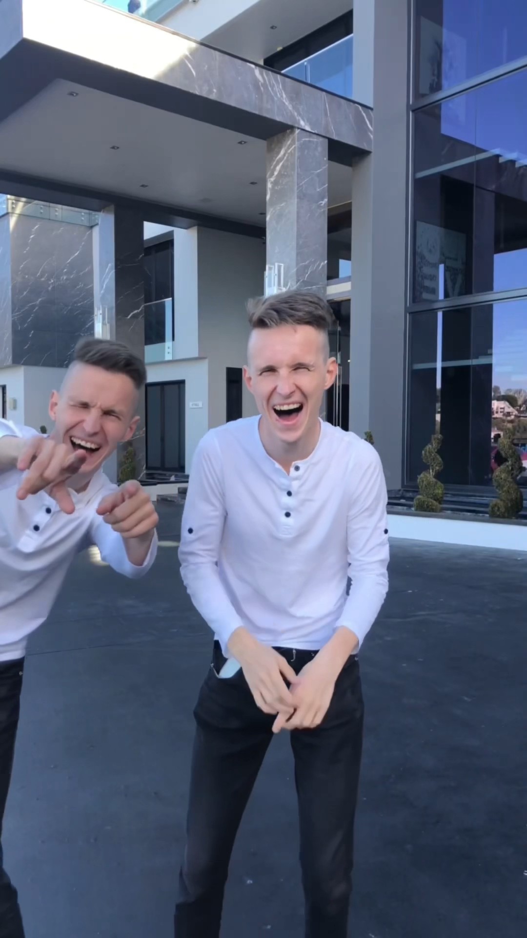 Twin TELEPORT prank ?‍♂️??‍♂️ FUNNY ?