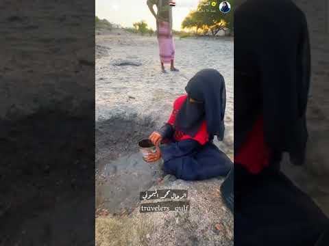 الرحال محمد الميموني في احد رحلات في اليمن يصادف اهل قريه يستخرجون الماء بطريقه صعبه
