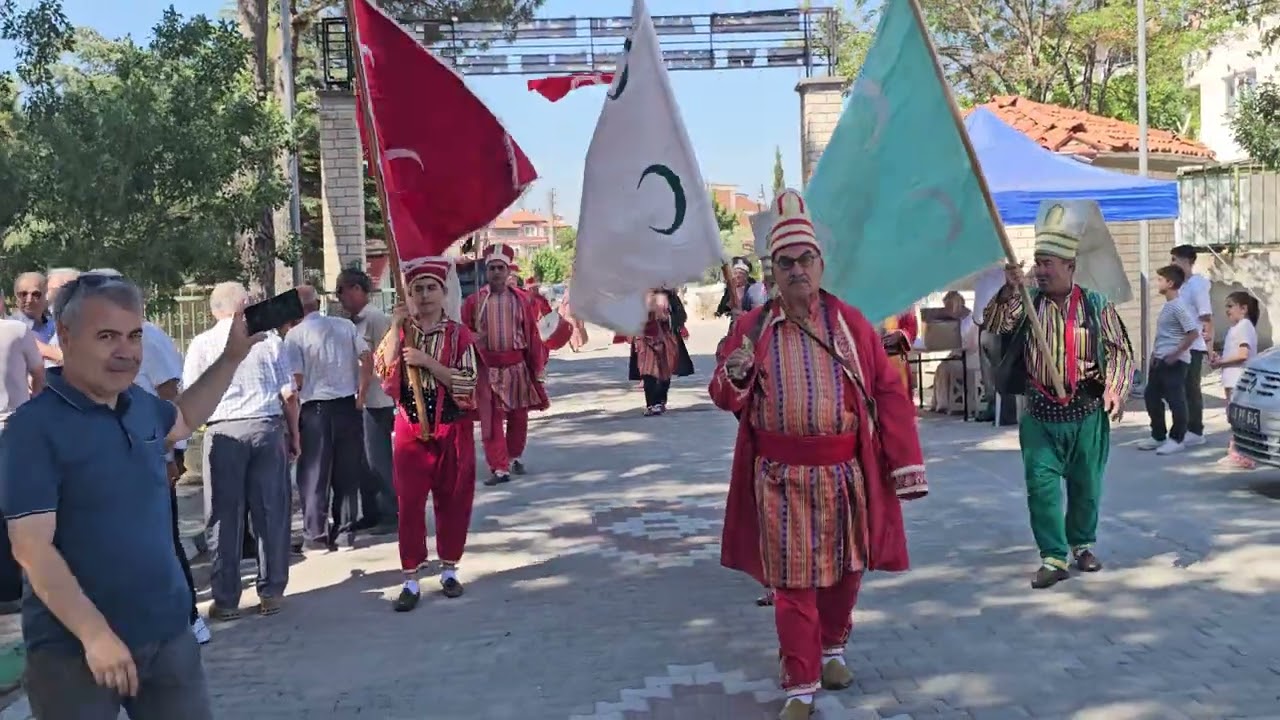 DEMİRCİ'de DEMİRCİ İ.H.L MEZUNLARI BULUŞMASINDA HAS MEHTER TAKIMI GÖSTERİ YAPIYOR