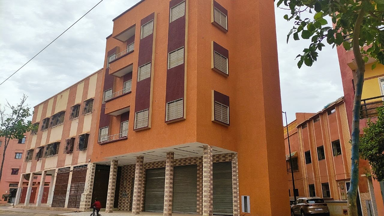 منزل تجاري للبيع مراكش📌موقع ممتاز على الشارع🔑المساحة 128 متر فيه 3 محلات تجارية🏠3 واجهات و3 شقق