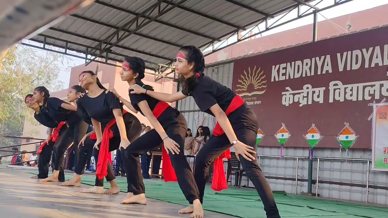 Выступление йогов в храме PM SHRI KV NO2 в Райпуре по случаю Дня Республики 2026 года.