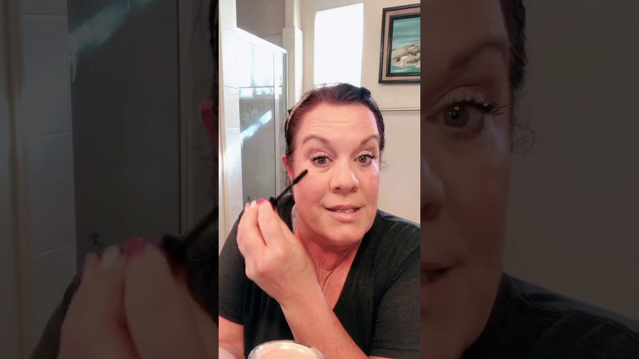 4D Fiber Mascara Application