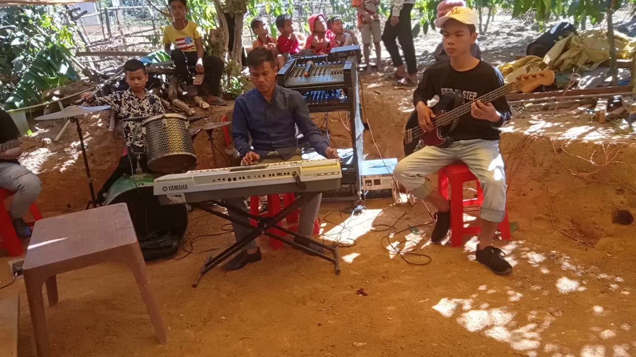 Nhóm nhạc Đăk pxi  cực kỳ hay.. mọi người để ý e trai đánh trống nha