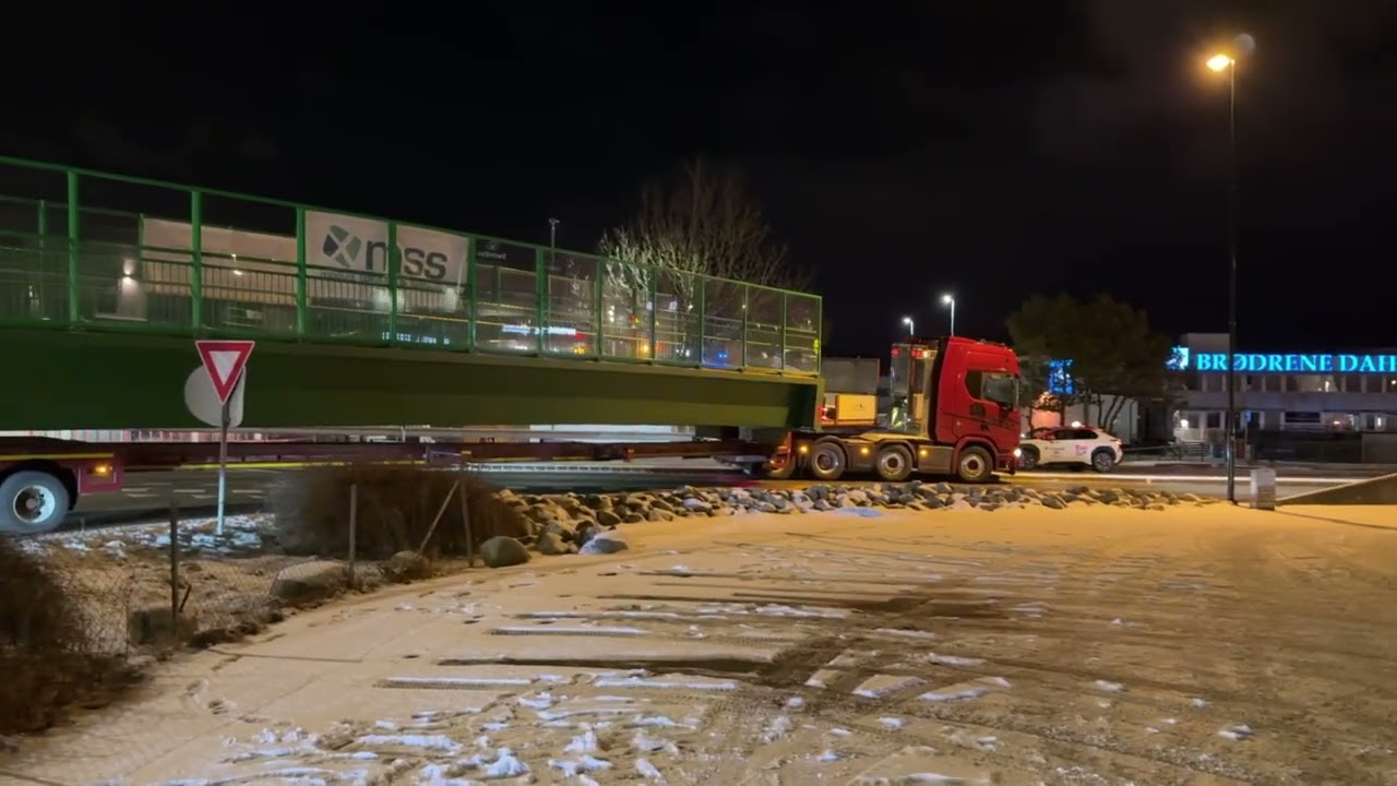 Den nye brua over Sandvikveien. På lastebil.