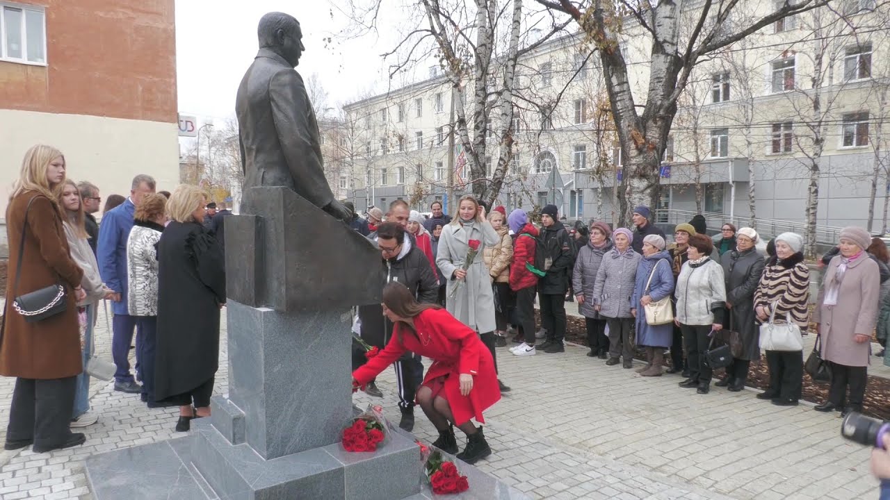 В Серове открыли памятник известному журналисту, почетному гражданину города Геннадию Селезневу